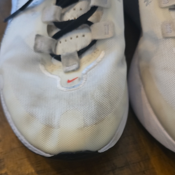 Nike White and Black Running Shoes with Gold Swoosh - Picture 3 of 13